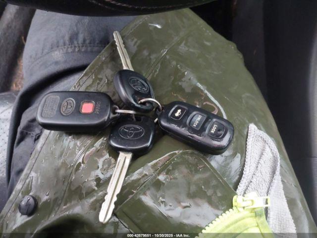 Toyota Camry Sle V6 Image 5