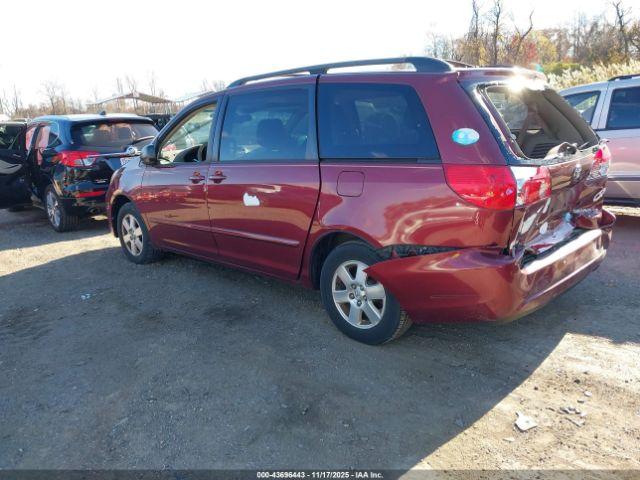 Toyota Sienna Le Image 2