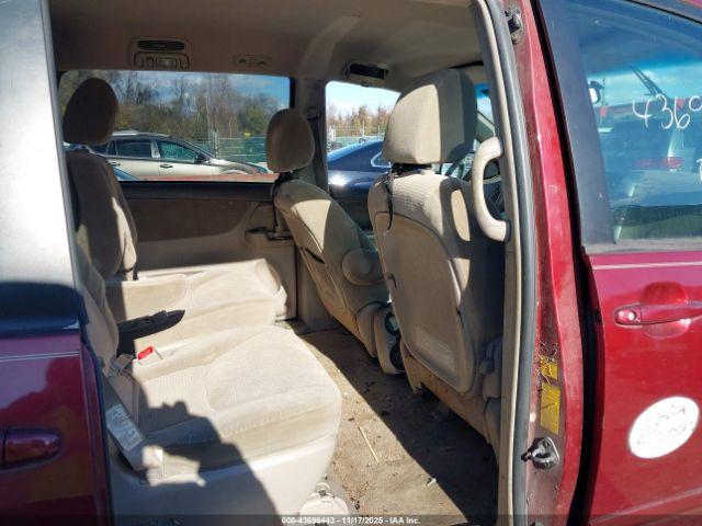 Toyota Sienna Le Image 9