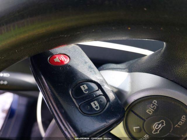 Toyota Prius Two Image 12