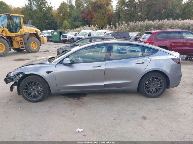 Tesla Model 3 Long Range Rear-wheel Drive Image 16