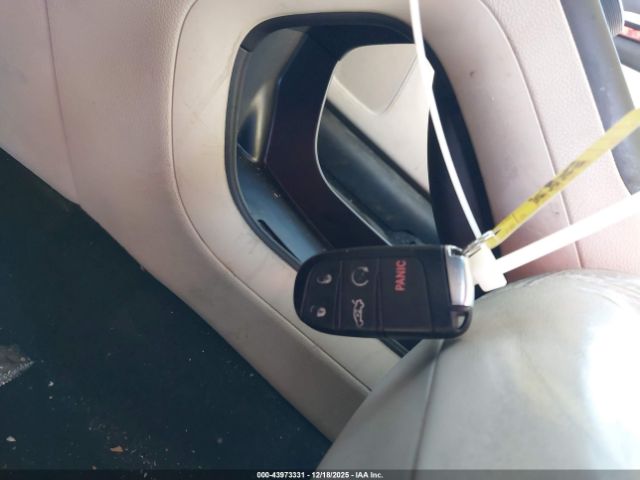 Chrysler 200 C Image 8