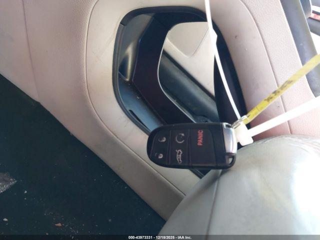 Chrysler 200 C Image 8