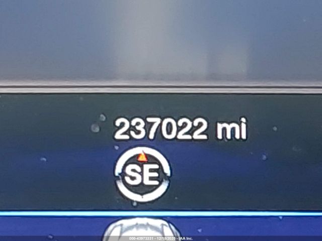 Chrysler 200 C Image 9