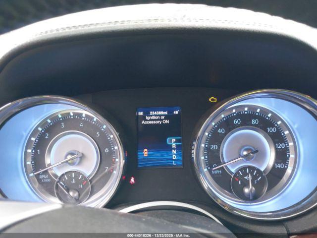 Chrysler 300 Limited Image 8