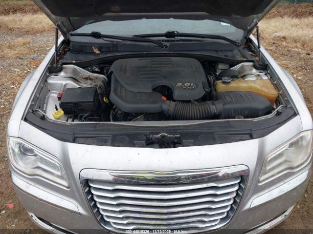 Chrysler 300 Limited Image 10