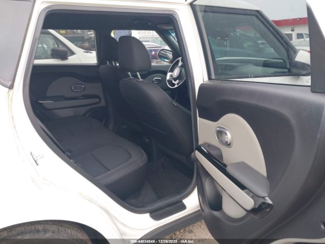 Kia Soul + Image 18