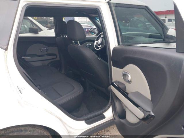 Kia Soul + Image 18
