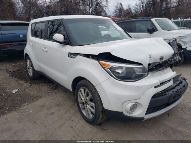 Kia Soul + Image 16