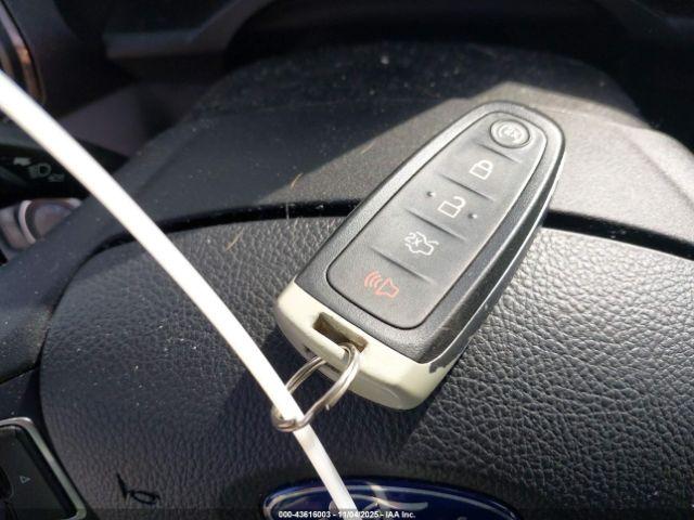 Ford Escape Titanium Image 16