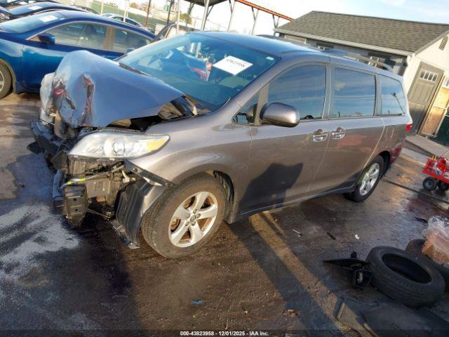 Toyota Sienna Le 8 Passenger Image 8