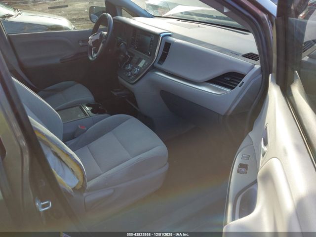 Toyota Sienna Le 8 Passenger Image 5