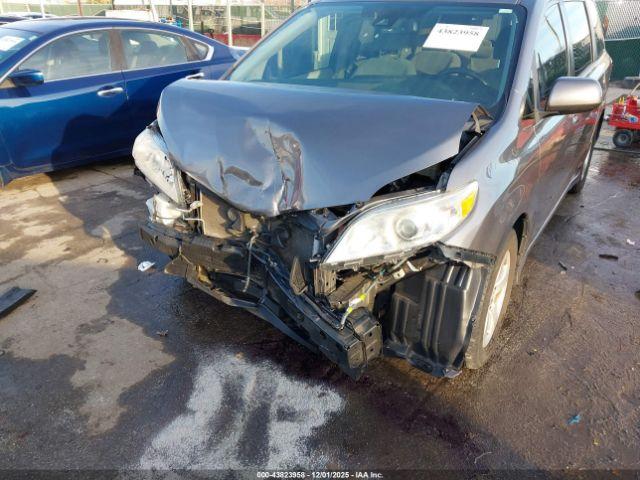 Toyota Sienna Le 8 Passenger Image 3