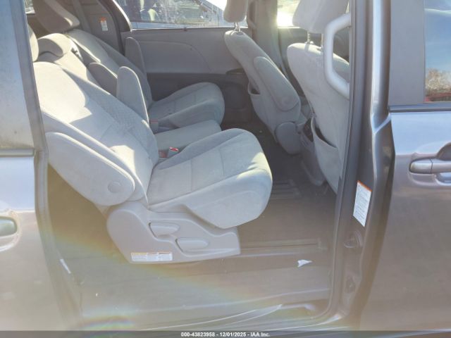 Toyota Sienna Le 8 Passenger Image 4