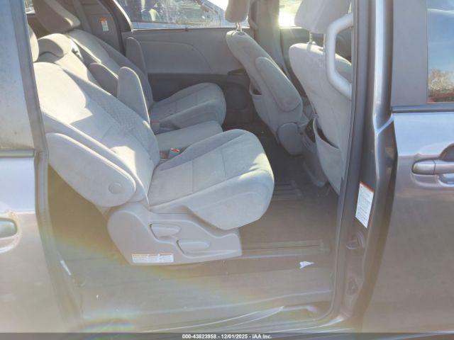 Toyota Sienna Le 8 Passenger Image 4