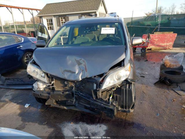 Toyota Sienna Le 8 Passenger Image 2