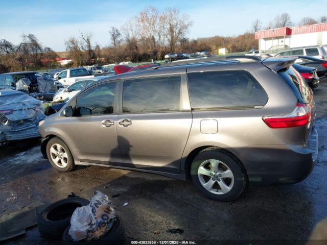 Toyota Sienna Le 8 Passenger Image 11
