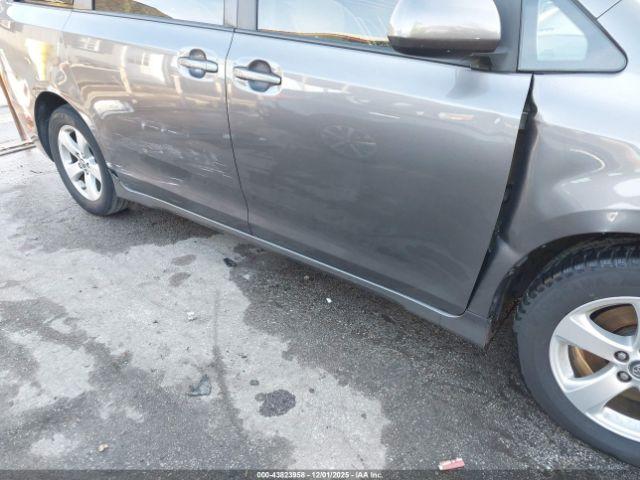 Toyota Sienna Le 8 Passenger Image 15