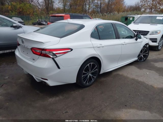 Toyota Camry Se Image 16