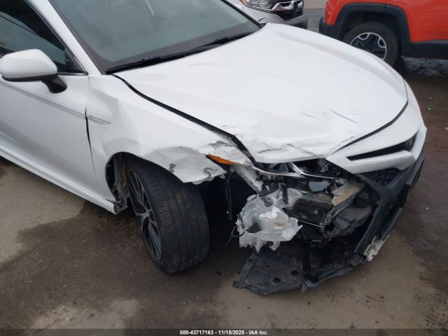 Toyota Camry Se Image 6