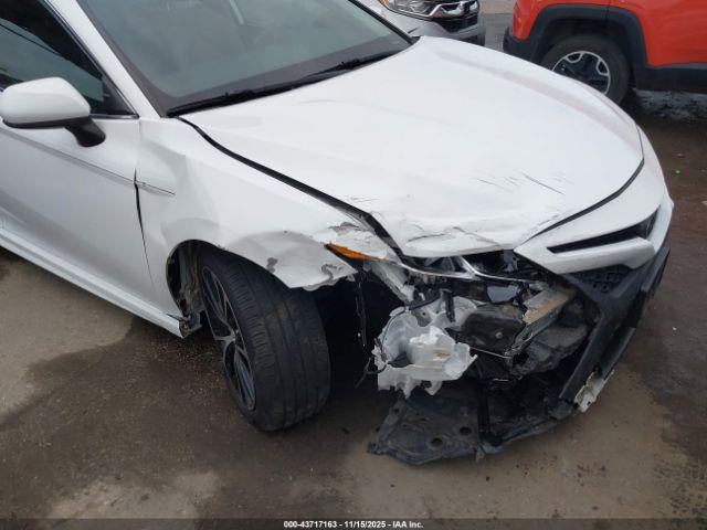 Toyota Camry Se Image 6