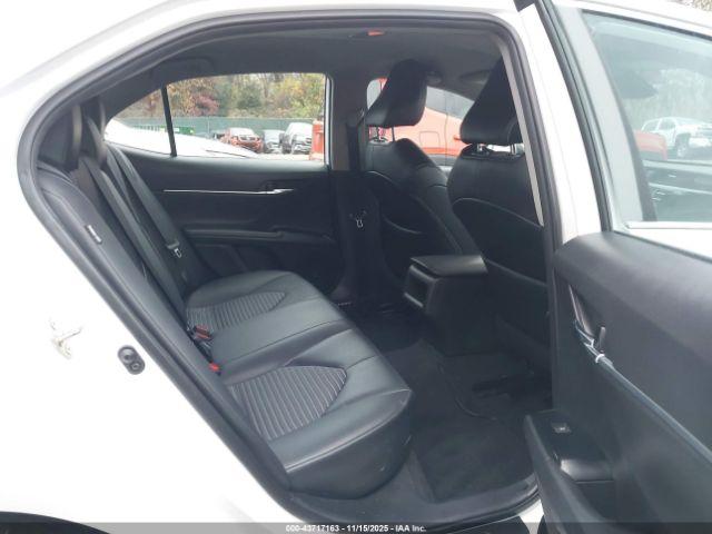 Toyota Camry Se Image 10