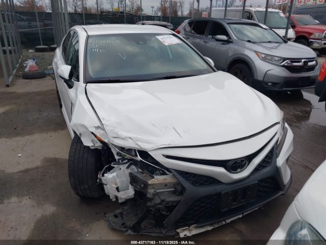 Toyota Camry Se Image 8