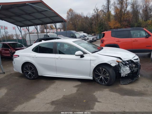 Toyota Camry Se Image 17