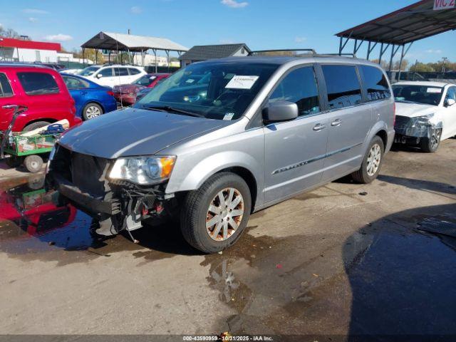 Chrysler Town & Country Touring Image 15