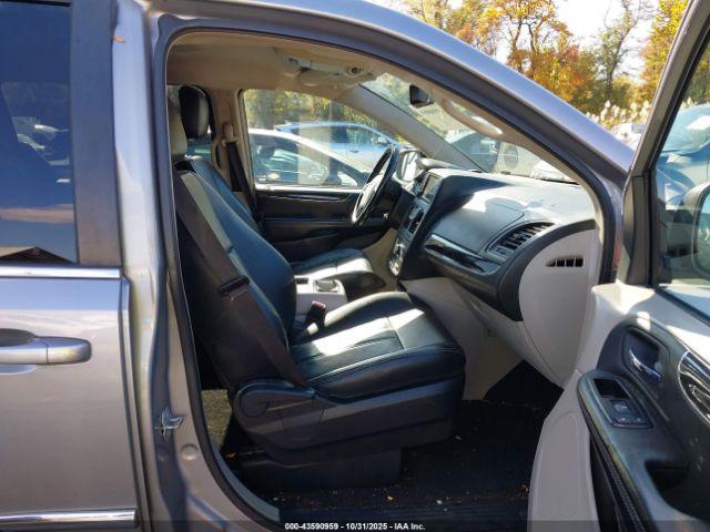 Chrysler Town & Country Touring Image 2