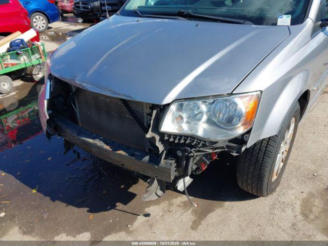 Chrysler Town & Country Touring Image 6