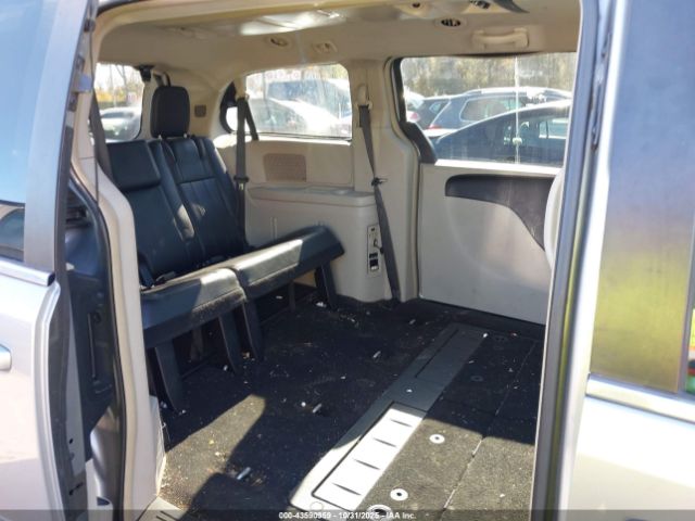 Chrysler Town & Country Touring Image 14