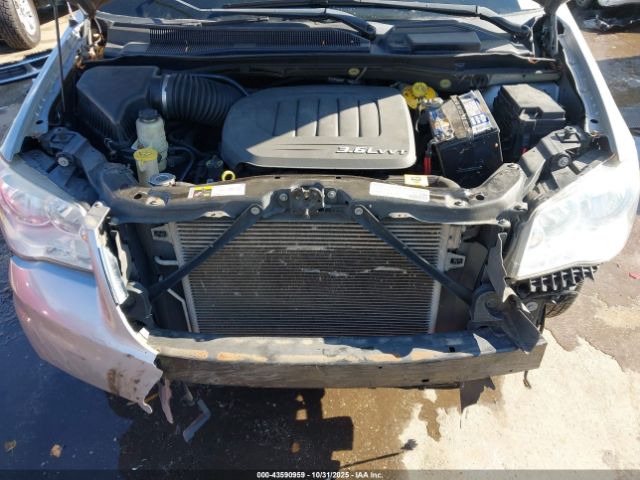 Chrysler Town & Country Touring Image 11