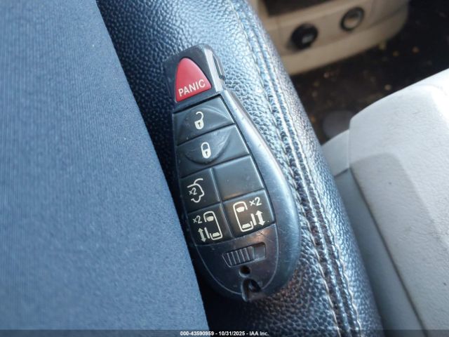 Chrysler Town & Country Touring Image 7