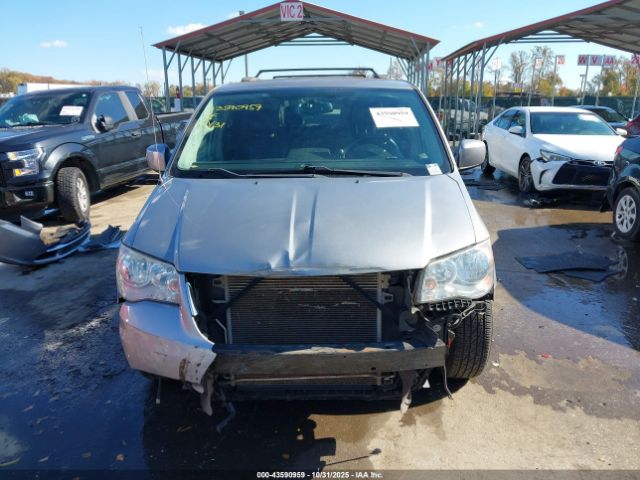 Chrysler Town & Country Touring Image 4