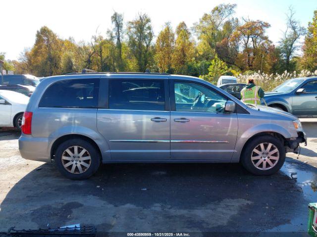 Chrysler Town & Country Touring Image 8