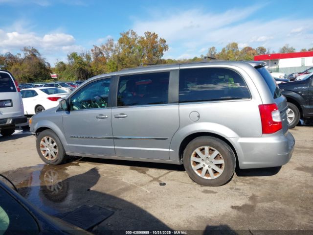 Chrysler Town & Country Touring Image 10