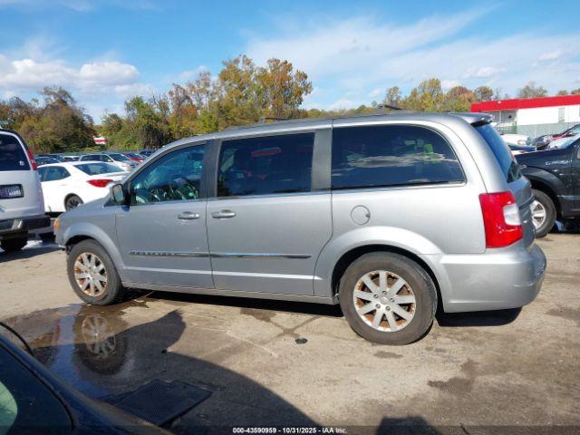 Chrysler Town & Country Touring Image 10