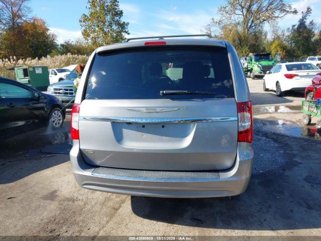 Chrysler Town & Country Touring Image 16