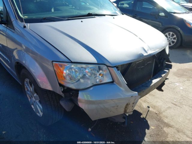 Chrysler Town & Country Touring Image 17