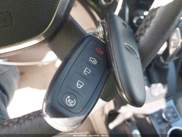 Ford Escape Titanium Image 6