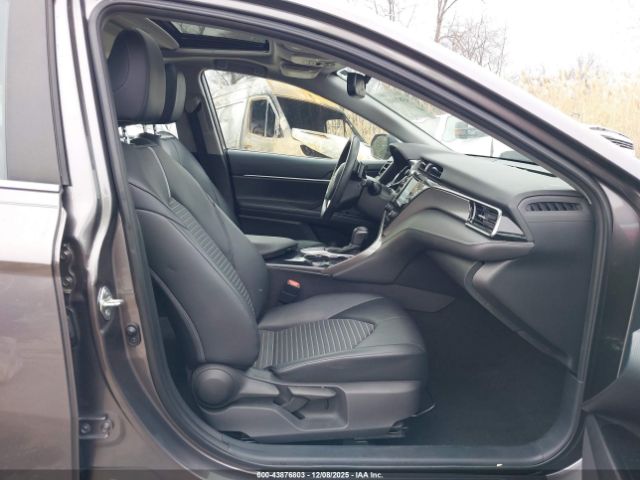 Toyota Camry Se Image 4