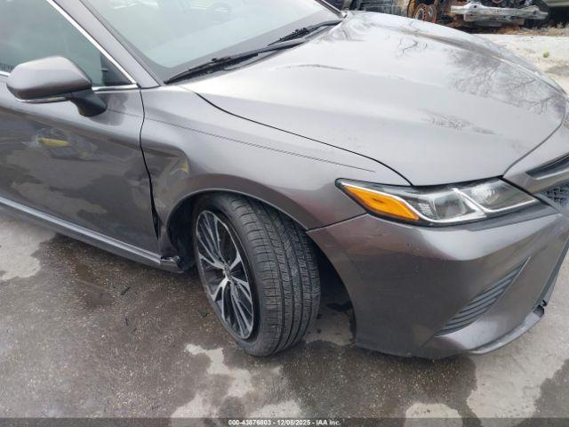 Toyota Camry Se Image 16