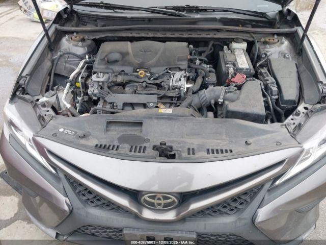 Toyota Camry Se Image 11