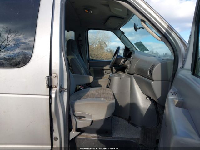 Ford E-350 Image 4