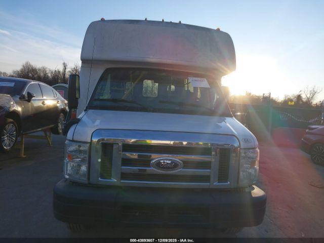 Ford E-350 Image 7