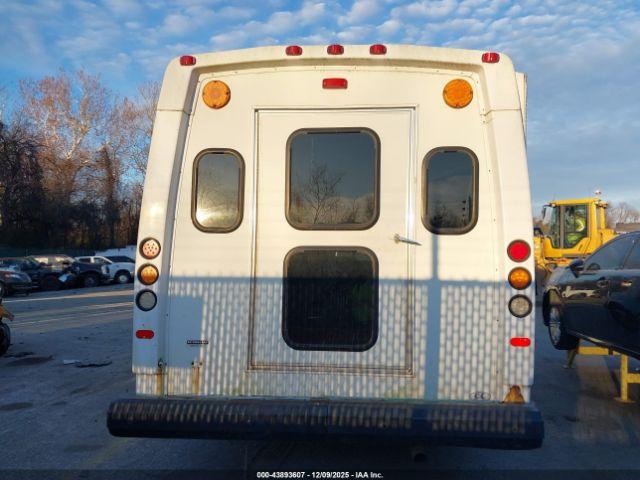Ford E-350 Image 5