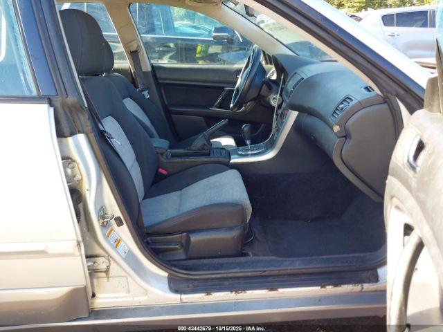 Subaru Outback 2.5i Image 11