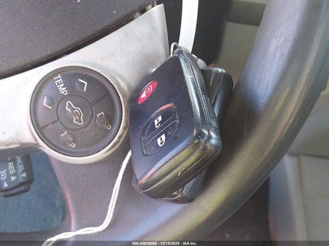 Toyota Prius Two Image 10