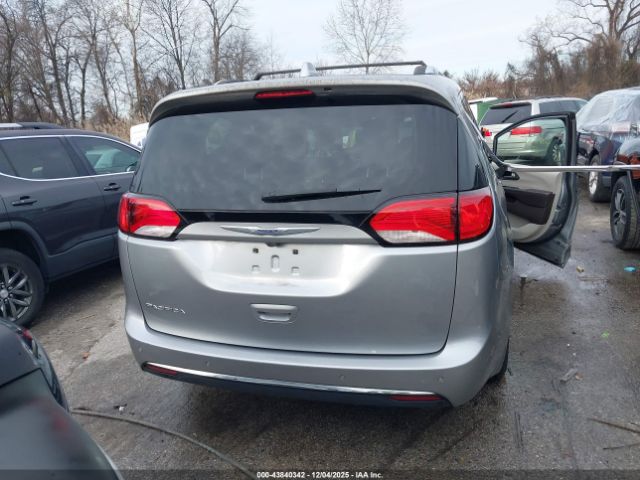 Chrysler Pacifica Touring L Plus Image 11